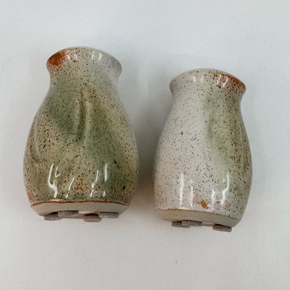 Pottery Stoneware Salt Pepper Shakers Speckled Cream Glazed VTG Japandi Kitchen - Picture 4 of 4